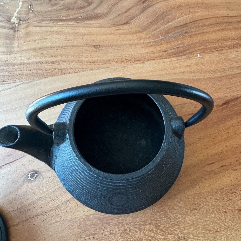 Japanese Tetsubin Style Beehive Shape Ribbed Black Cast Iron Small Teapot - Picture 3 of 8